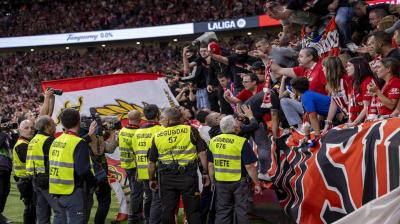بالفيديو.. أتلتيكو مدريد يعاقب مشجعا!