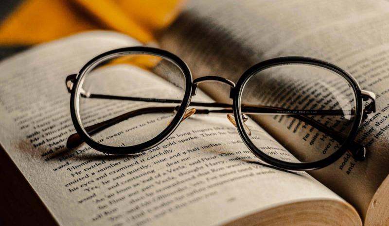 كيف تحمي النظارات المطلية  العين؟