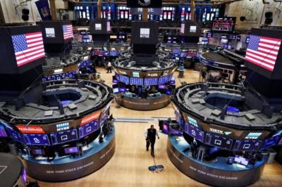 Wall Street Declines: Interest Rates and Bank Stocks to Blame