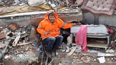 A Heartbreaking Image of a Father Who Lost His Daughter in the Earthquake