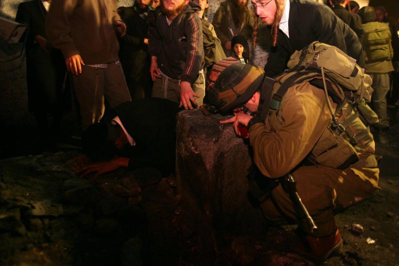 Title: Settler Killed Stabbed at the Entrance of 