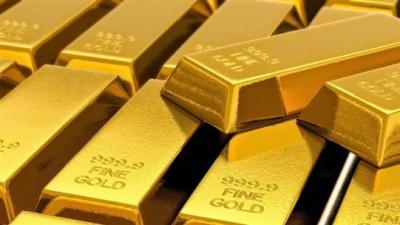 Gold Rises as Dollar Stops Climbing