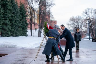 Assad Lays Wreath at the Tomb of the Unknown Soldier in Moscow
