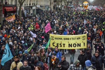 Public Receives Macron with Discontent During Factory Visit