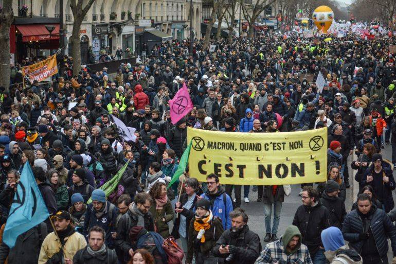 Public Receives Macron with Discontent During Factory Visit