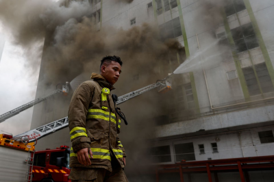 In Hong Kong: Evacuation of Thousands Following Warehouse Fire