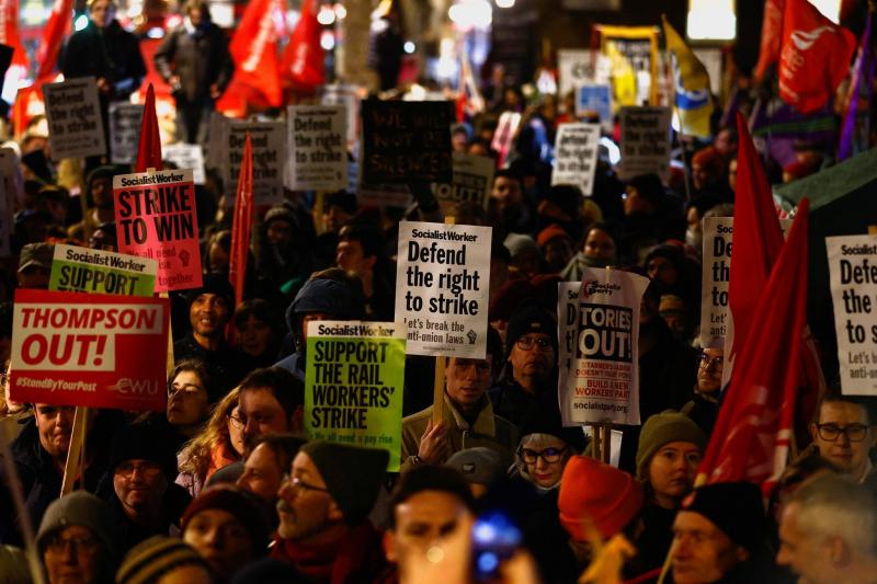 Bus Drivers in Britain End Strike After Pay Increase