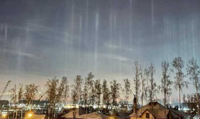 Title: Rare Light Pillars Phenomenon Observed in Moscow Due to Severe Frost