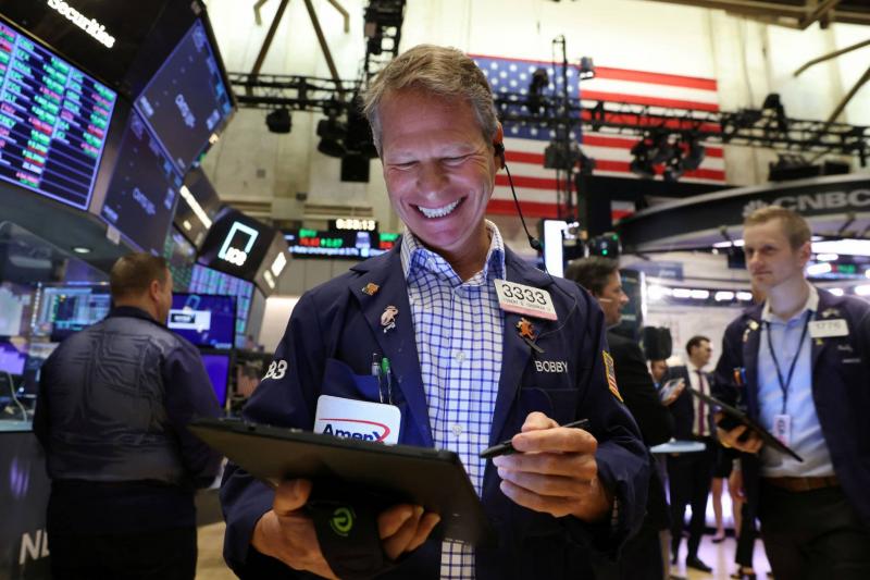 Title: After Apple's Results, U.S. Stocks Close with Significant Gains