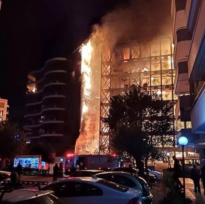 Massive Fire Engulfs Residential Complex in Izmir, Turkey