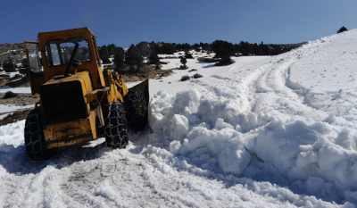 Title: Ministry of Public Works Begins Clearing Snow-Covered Roads