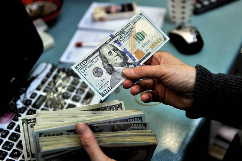 الدولار يتمسك بأعلى مستوى له منذ 7 أسابيع