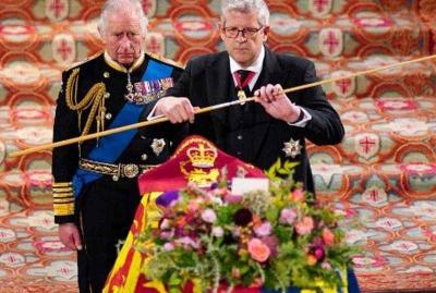 "Breaking the Staff" Over Queen Elizabeth's Coffin