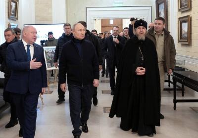 Title: For the First Time, Putin Visits the City of Mariupol