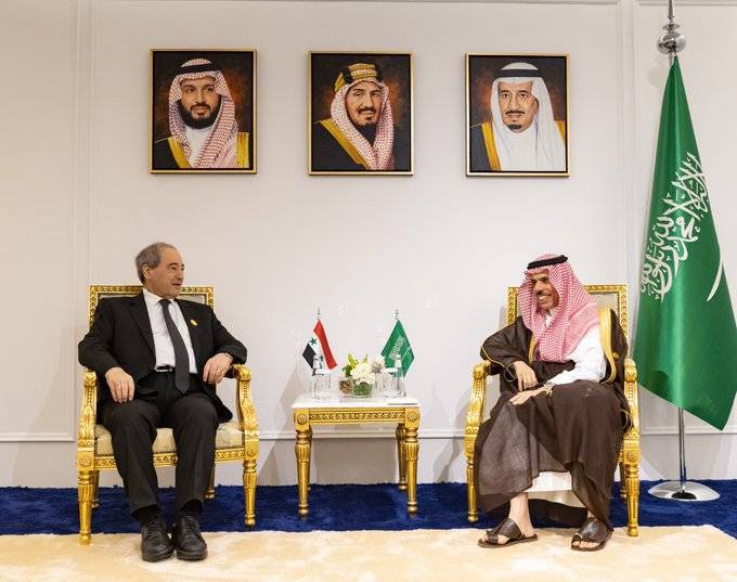 Bin Farhan Meets Syrian Counterpart on the Sidelines of Ministerial Meeting