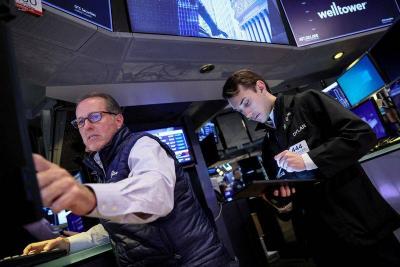 Wall Street Closes Mixed
