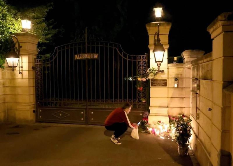 In Flowers and Candles: Tina Turner's Fans Bid Farewell