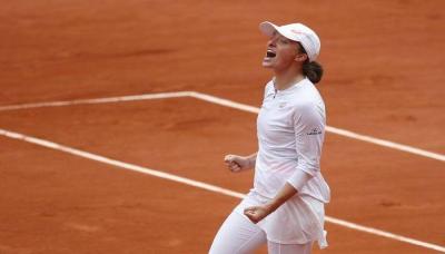"Stunning Performance"... Swiatek Reaches the Third Round at Wimbledon
