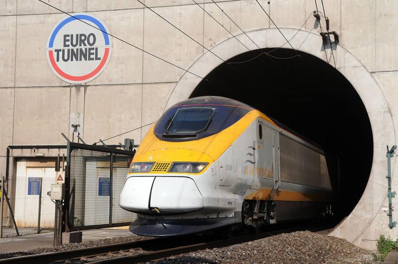 British Police: Bomb Experts Called to Inspect Suspicious Vehicle in England