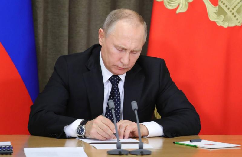 Putin Signs Decree for Settling Russian Agricultural Exports in Rubles