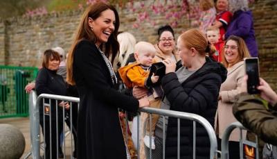 Title: Baby Snatches Princess Kate's Bag