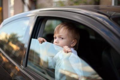 Child Falls from Car Window in Tripoli!