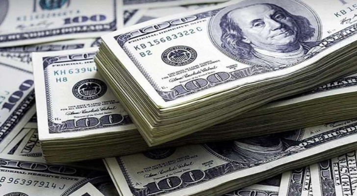 Dollar Declines Amid Investor Focus on Interest Rates