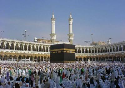 Egyptian Media Personality Sparks Controversy Over "Online" Hajj (Video)