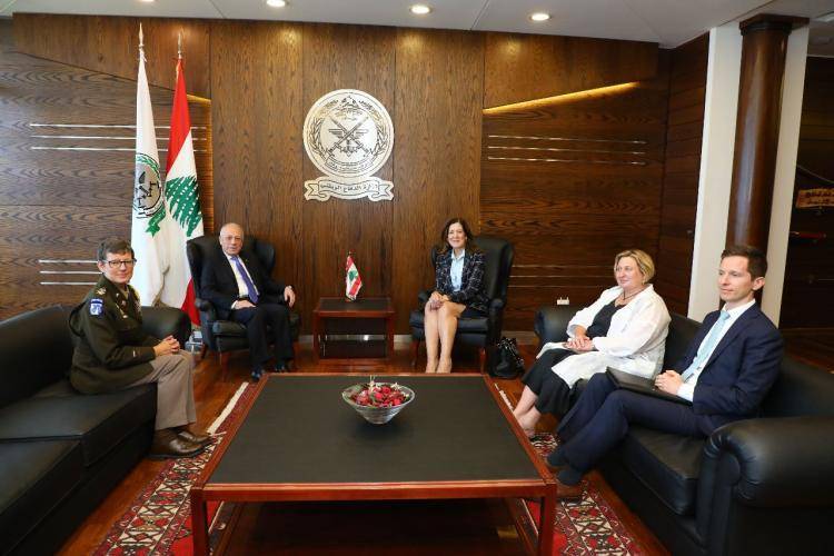 Title: Defense Minister Meets with U.S. Ambassador