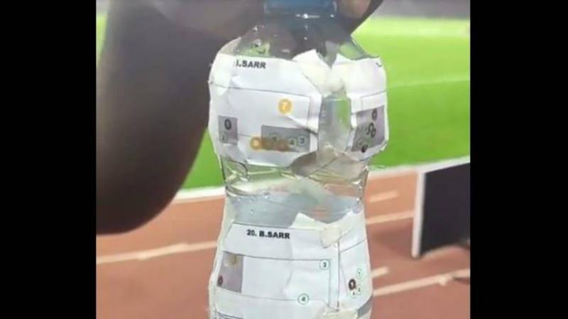 بالفيديو..الكشف عما تحمله زجاجة مياه حارس 