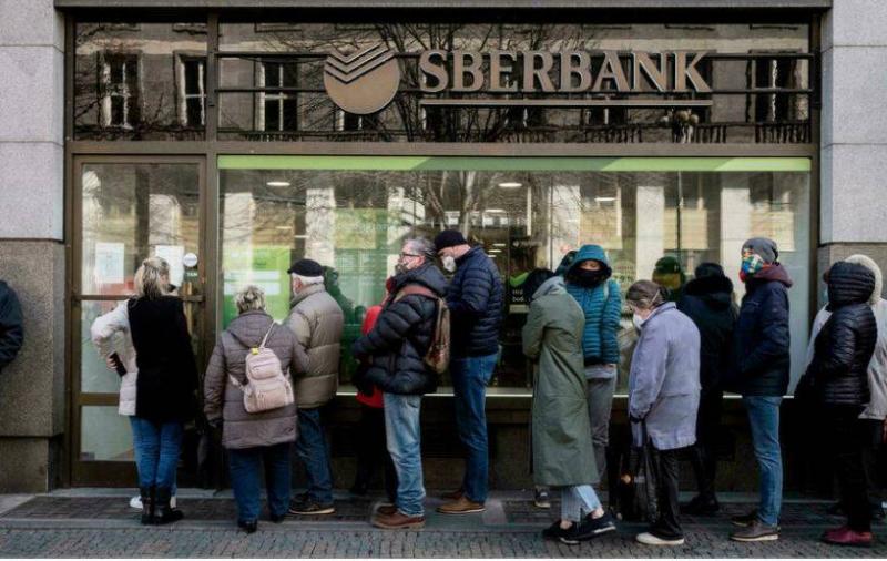 أكبر بنك في روسيا يعلن خروجه من الأسواق الأوروبية