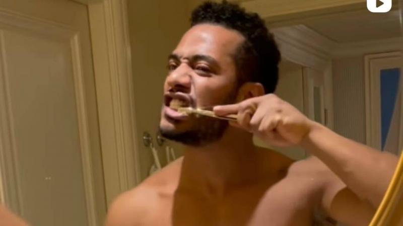 بالفيديو: محمد رمضان يستفز جمهوره.. ظهر عاريا ويغسل أسنانه بالذهب