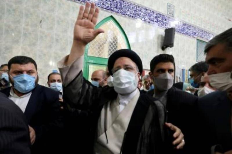 رئيس إيران يؤكد للكاظمي استنكاره لأي عمل هدفه زعزعة استقرار العراق
