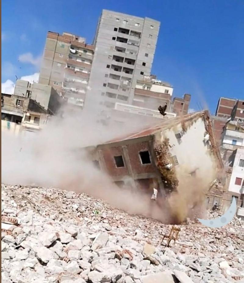 مشهد خطير.. فيديو للحظة سقوط برج سكني على حفار في جدة