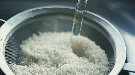 عادة يتجاهلها كثيرون عند غسل الأرز قد تسبب التسمم والسرطان