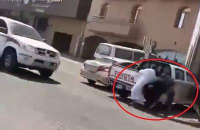 بالفيديو.. ثور هائج يثير الهلع في شوارع جدة