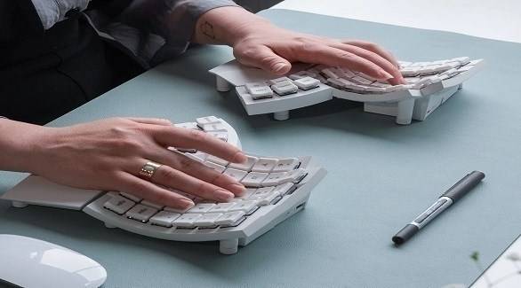 لوحة مفاتيح لاسلكية على شكل قفازين لراحة يديك