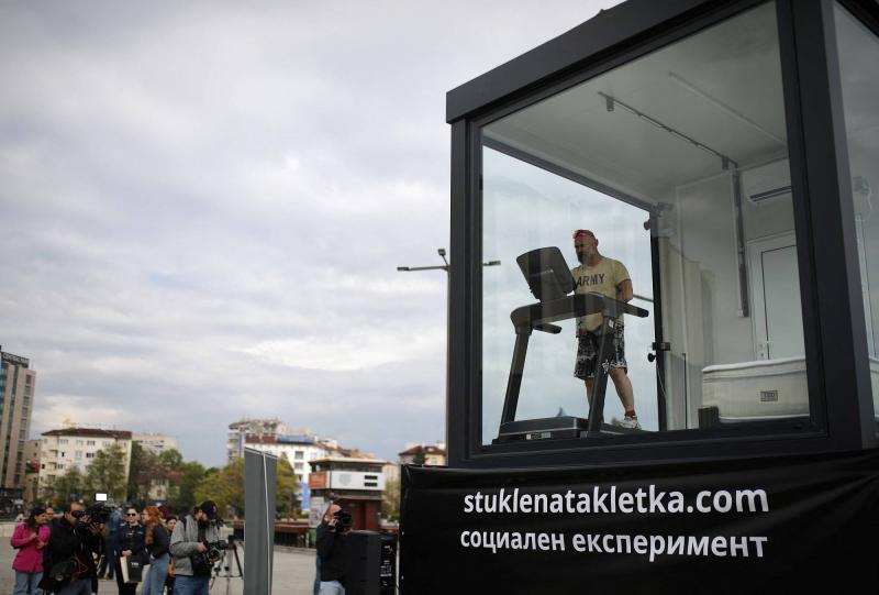 Bulgarian Runner Traps Himself in Glass Box to Combat Youth Addiction