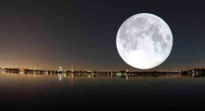 Now.. A Giant Moon Beautifies the Sky of Iraq