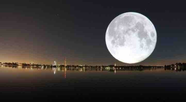 Now.. A Giant Moon Beautifies the Sky of Iraq