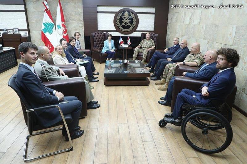 Army Commander and French Foreign Minister Discuss Conditions in the South