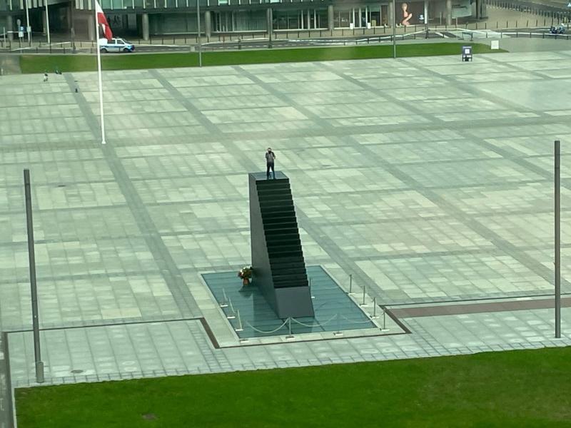 In Warsaw: Man with Bomb Threatens to Detonate Himself (Video)