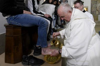 Pope Francis Washes the Feet of Prisoners on Maundy Thursday