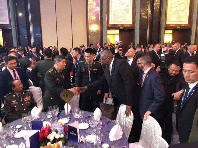 US and China Defense Ministers Shake Hands in Singapore