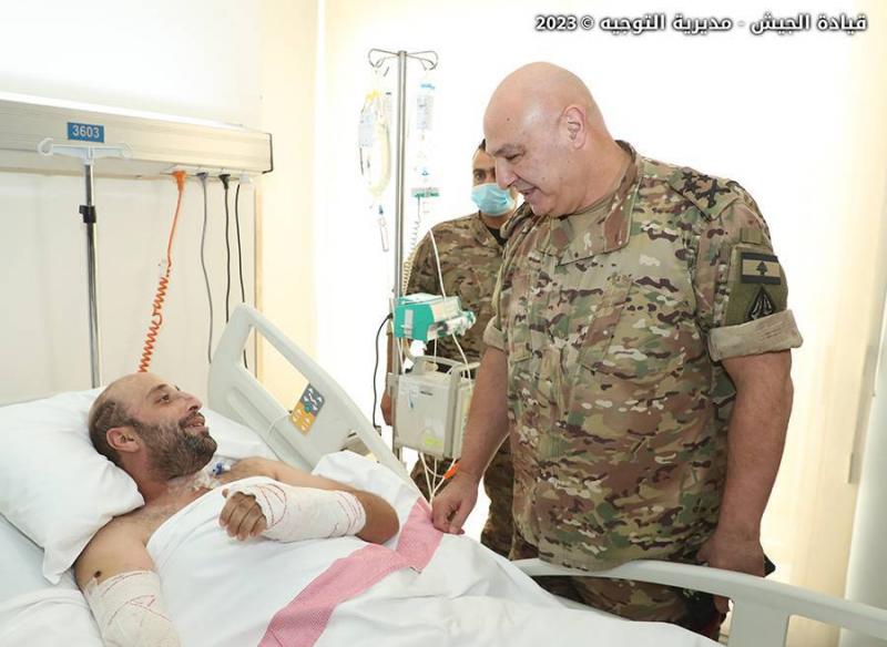 Army Commander Visits Injured Soldiers