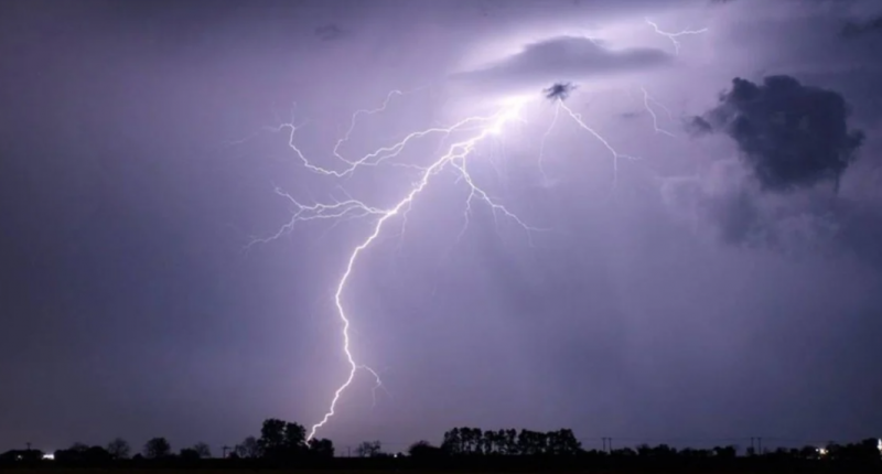 Strong Lightning Strikes Nablus (Video)