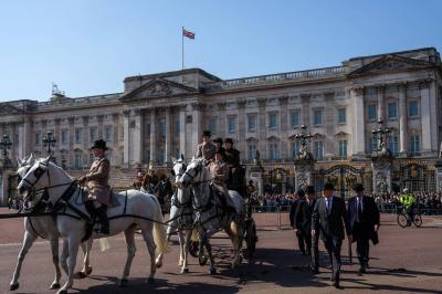 Man Arrested for Climbing Wall at Royal Mews Near Buckingham Palace