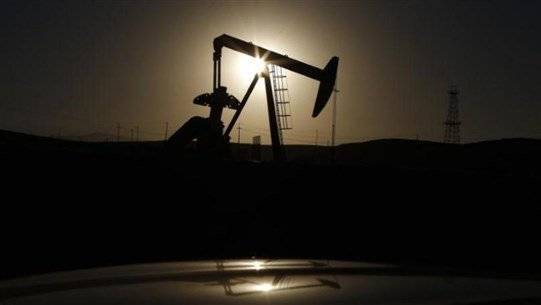 Oil Prices Rise After Dollar Decline