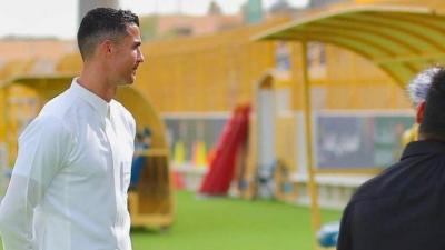 Ronaldo Strolls in Riyadh Wearing Saudi Dress