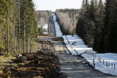 Finland Sets Up Barriers on the Border with Russia at Midnight